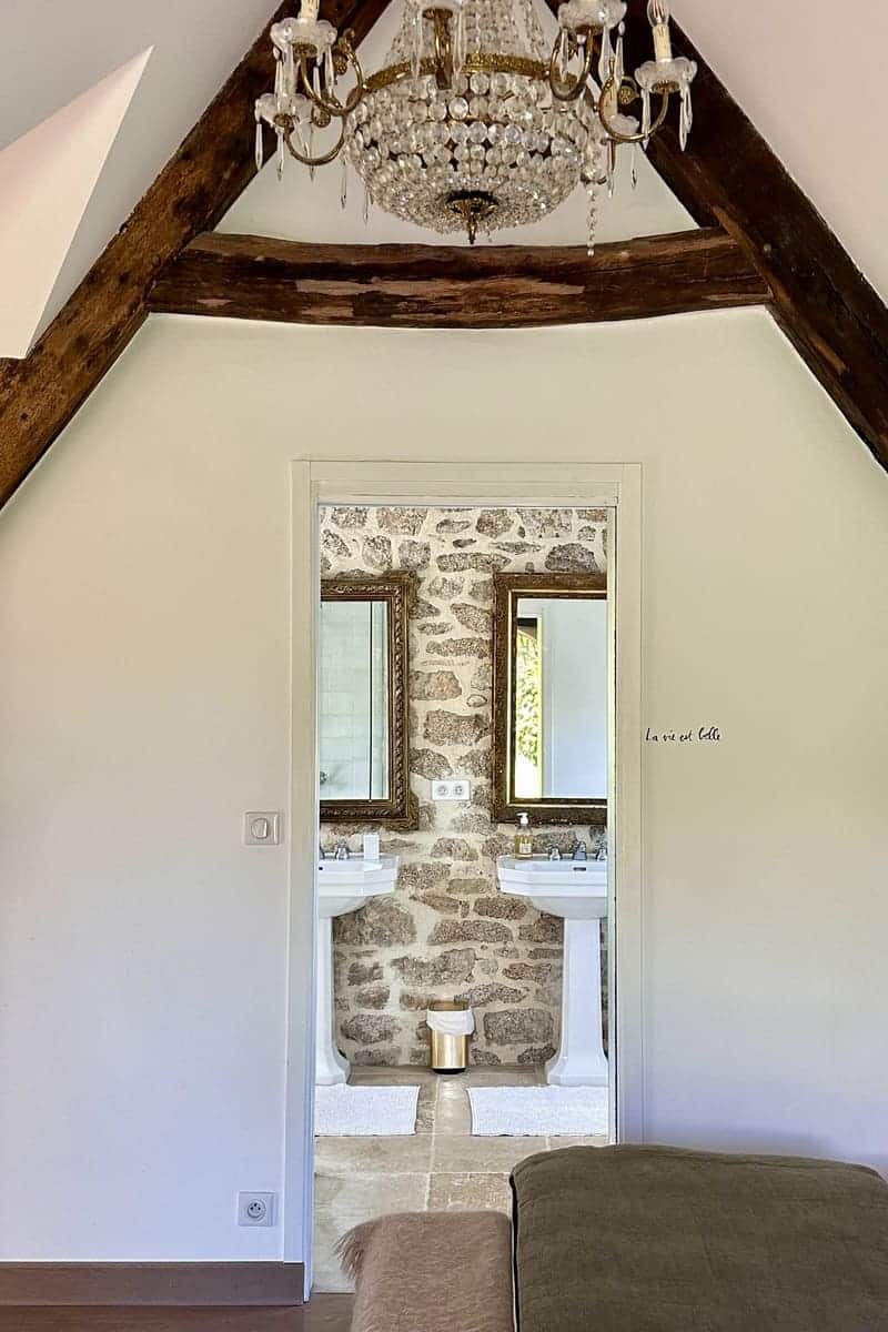 vasques sur mur en pierre